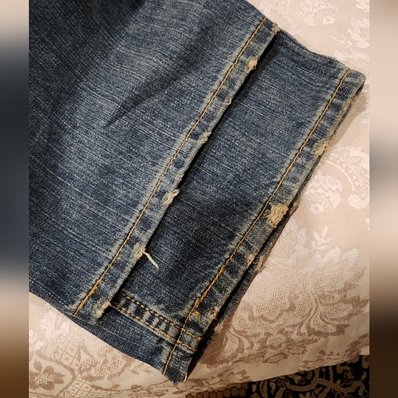 Men's Levi's 559s. Size Big and Tall 42x32 will fit 45x32.  Distressed Look. - Picture 5 of 13